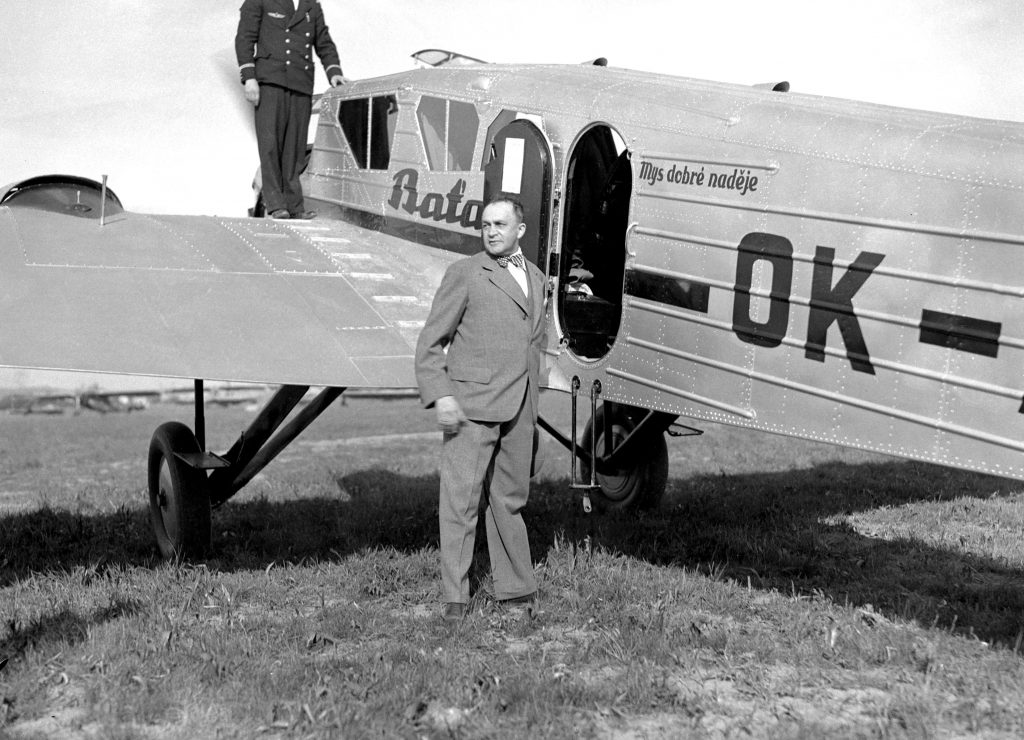 Siegfried Meisel u letadla Spartan Cruiser před odletem na cestu do Kapského Města, 1934