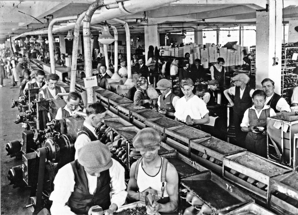 Pohled do dílny na výrobu obuvi, 1933